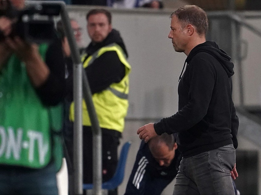 Der bisherige Schalke-Trainer Frank Kramer bei seinem Abgang nach der Pokal-Niederlage in Hoffenheim. S04 fahndet weiter nach seinem Nachfolger.