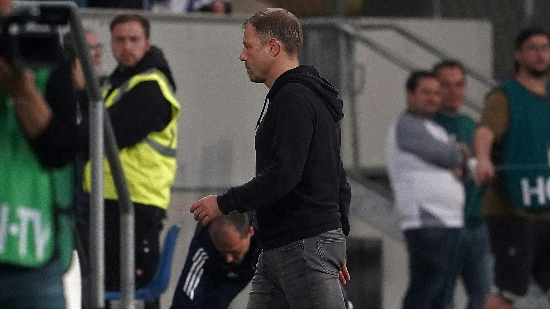 Der bisherige Schalke-Trainer Frank Kramer bei seinem Abgang nach der Pokal-Niederlage in Hoffenheim. S04 fahndet weiter nach seinem Nachfolger.
