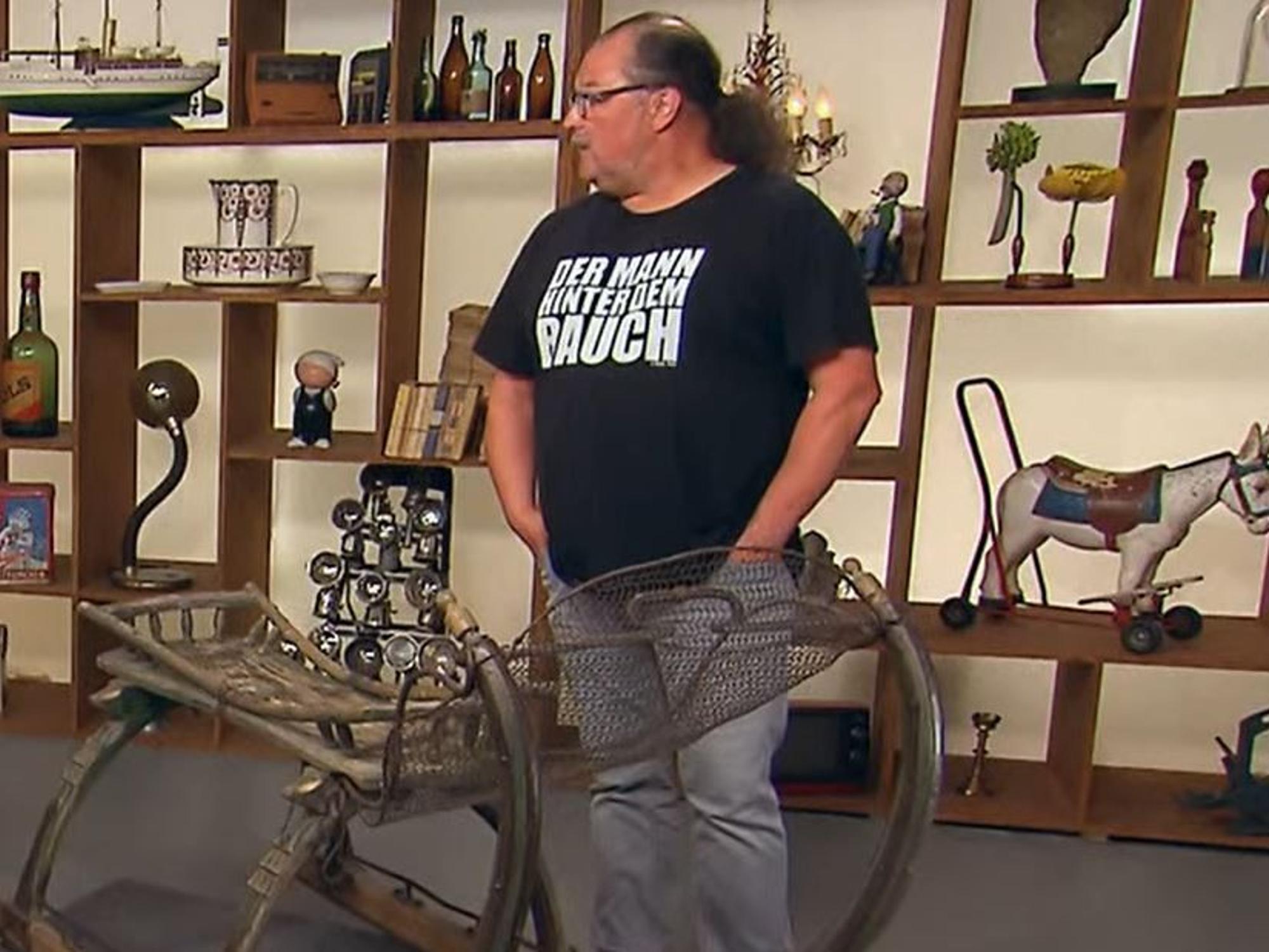 Das Foto zeigt Stefan Querüber in der „Bares für Rares“-Folge vom Donnerstag (20. Oktober 2022).
