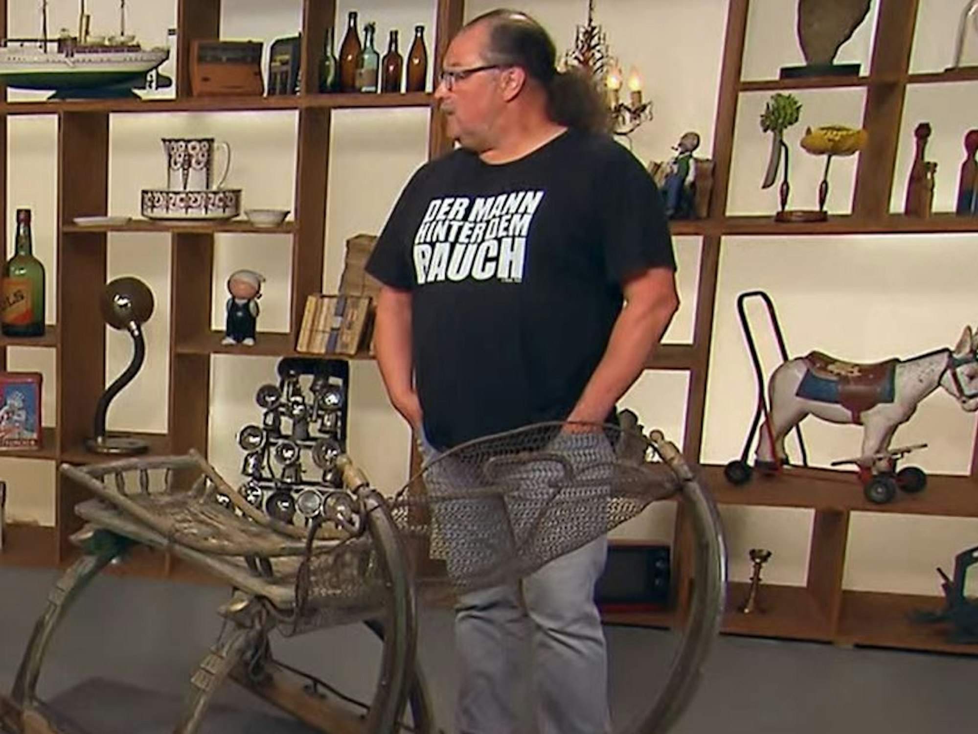 Das Foto zeigt Stefan Querüber in der „Bares für Rares“-Folge vom Donnerstag (20. Oktober 2022).