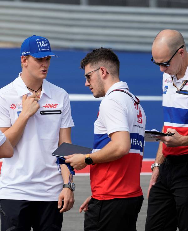 Mick Schumacher bei der Streckenbegehung mit seinen Haas-Ingenieuren in Austin