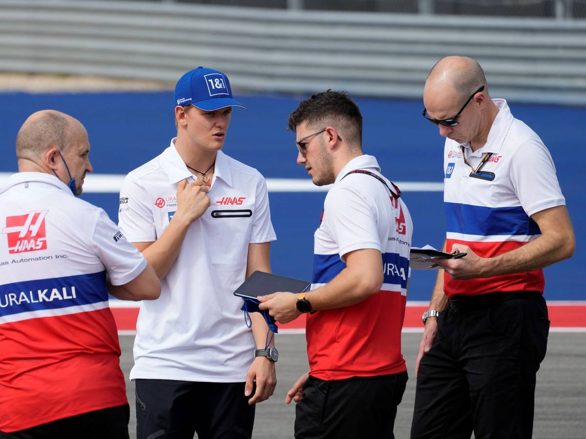 Mick Schumacher bei der Streckenbegehung mit seinen Haas-Ingenieuren in Austin