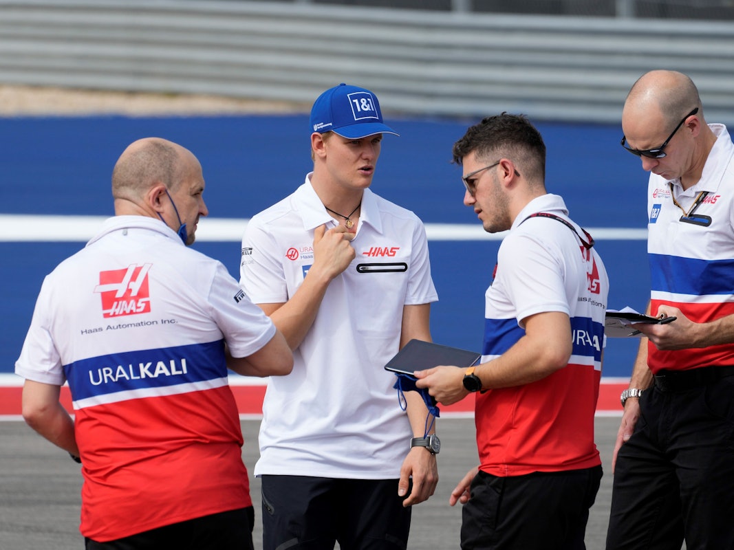 Mick Schumacher bei der Streckenbegehung mit seinen Haas-Ingenieuren in Austin