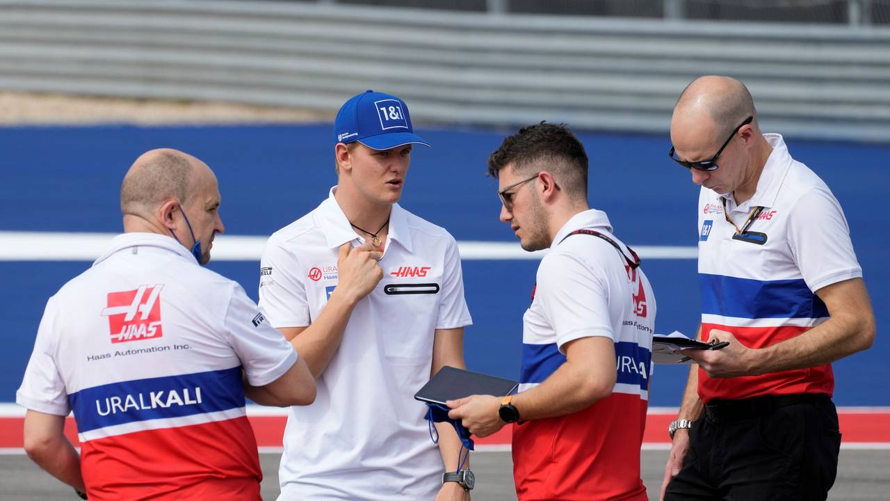Mick Schumacher bei der Streckenbegehung mit seinen Haas-Ingenieuren in Austin