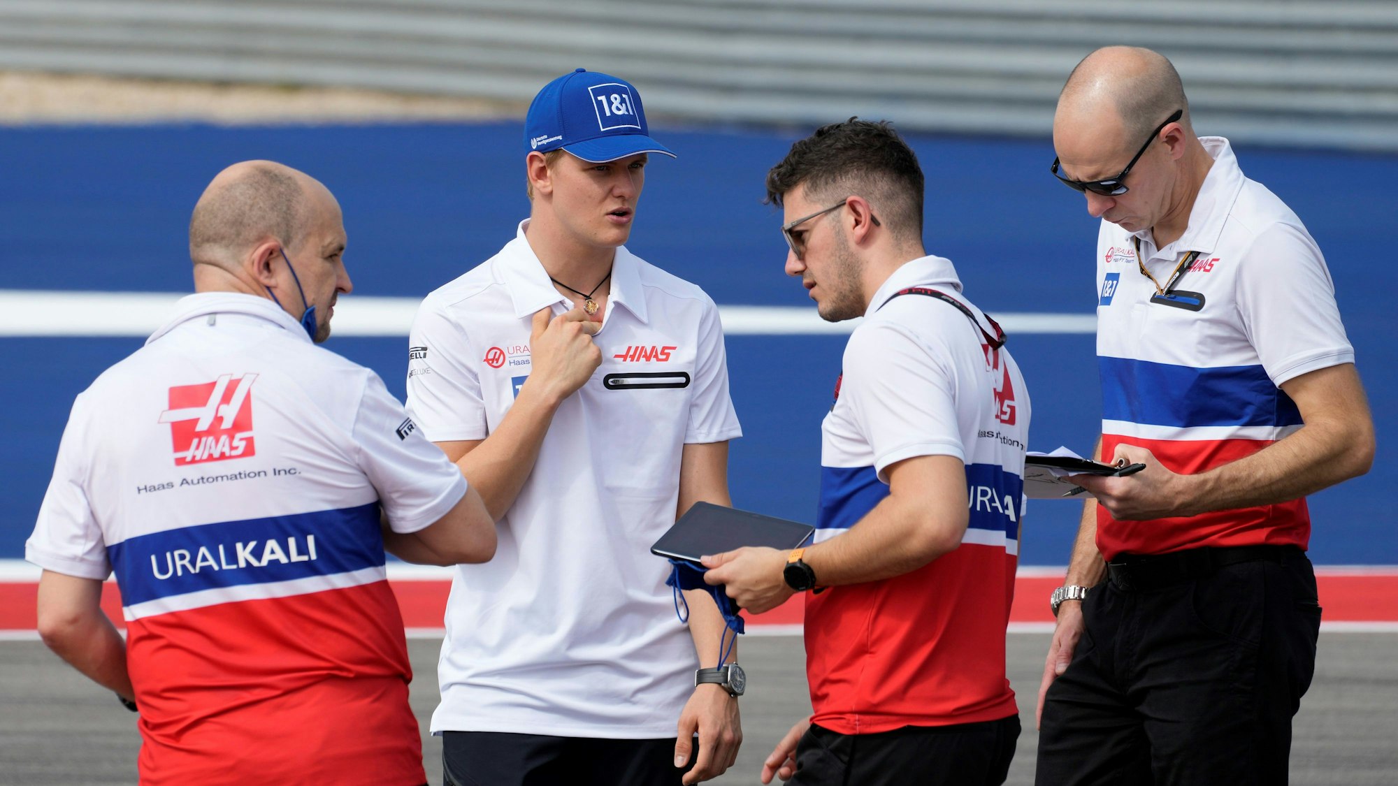 Mick Schumacher bei der Streckenbegehung mit seinen Haas-Ingenieuren in Austin