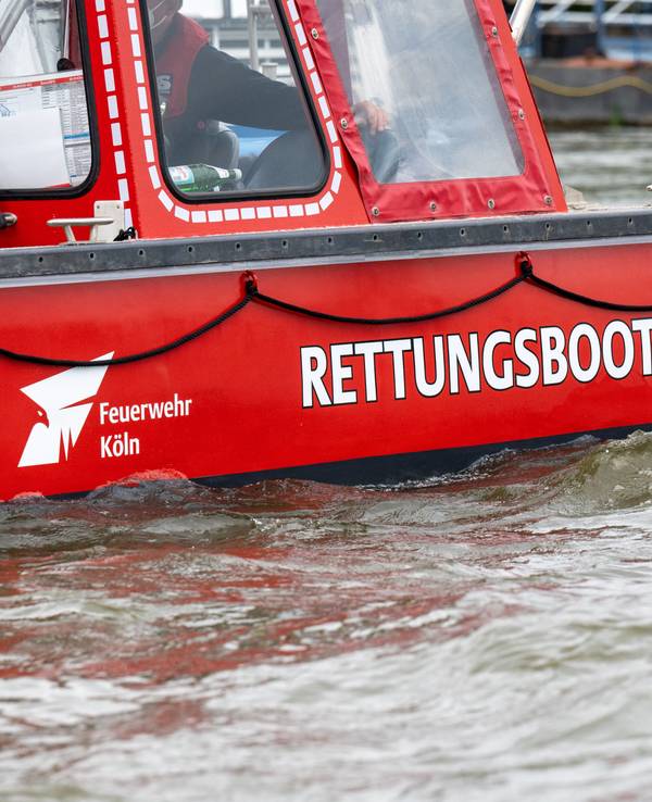 Das Rettungsboot Ursula ist im Einsatz. Die Feuerwehr demonstriert die Rettung eines Verunglückten aus dem Rhein in Rodenkirchen.