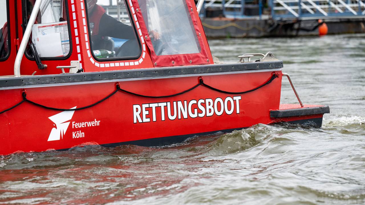 Das Rettungsboot Ursula ist im Einsatz. Die Feuerwehr demonstriert die Rettung eines Verunglückten aus dem Rhein in Rodenkirchen.