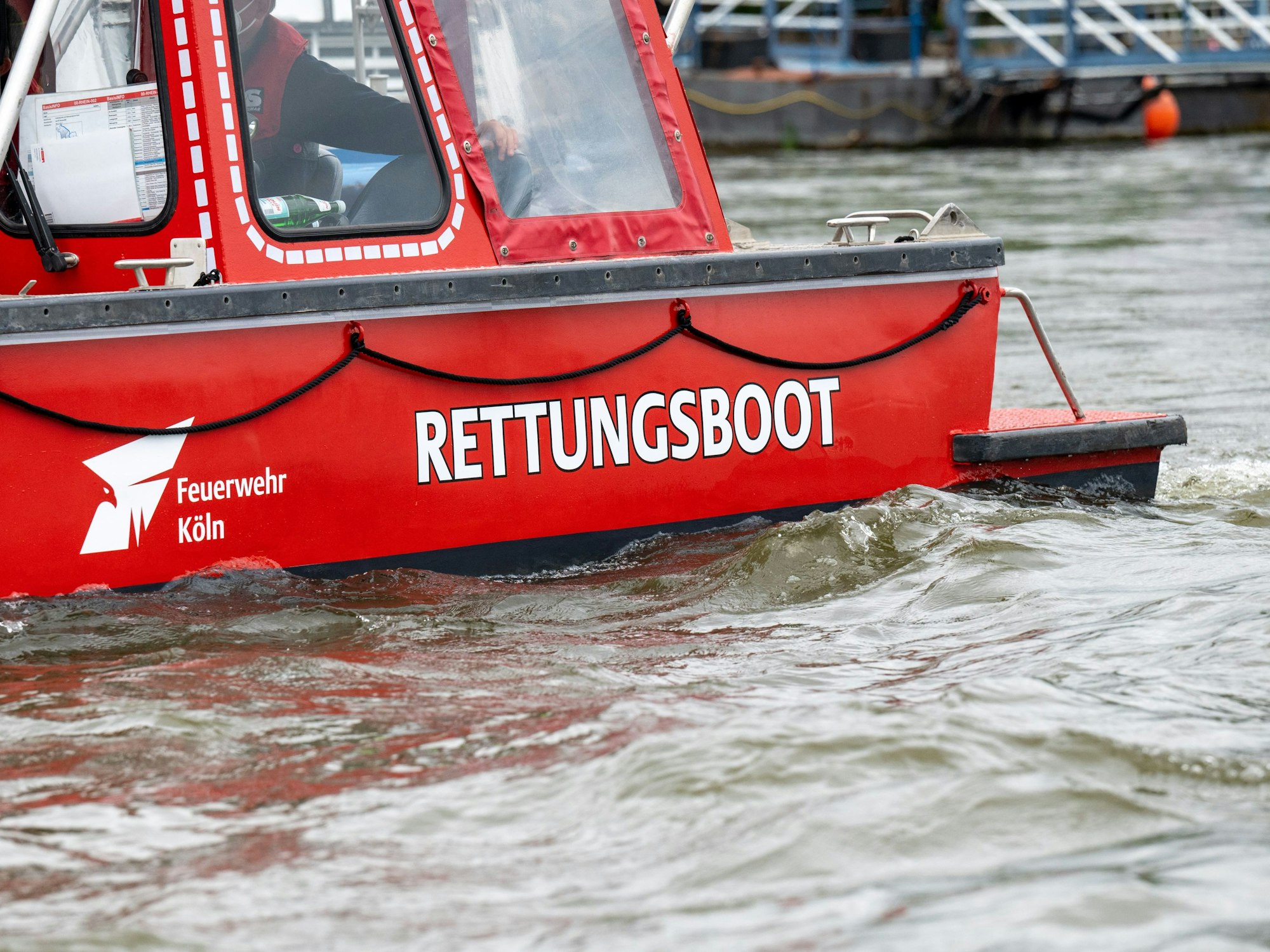 Das Rettungsboot Ursula ist im Einsatz. Die Feuerwehr demonstriert die Rettung eines Verunglückten aus dem Rhein in Rodenkirchen.