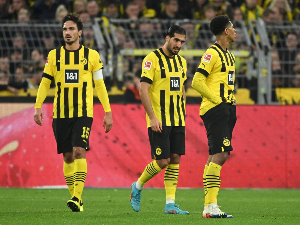 Mats Hummels, Emre Can und Jude Bellingham (v.l.n.r.) schauen enttäuschz.