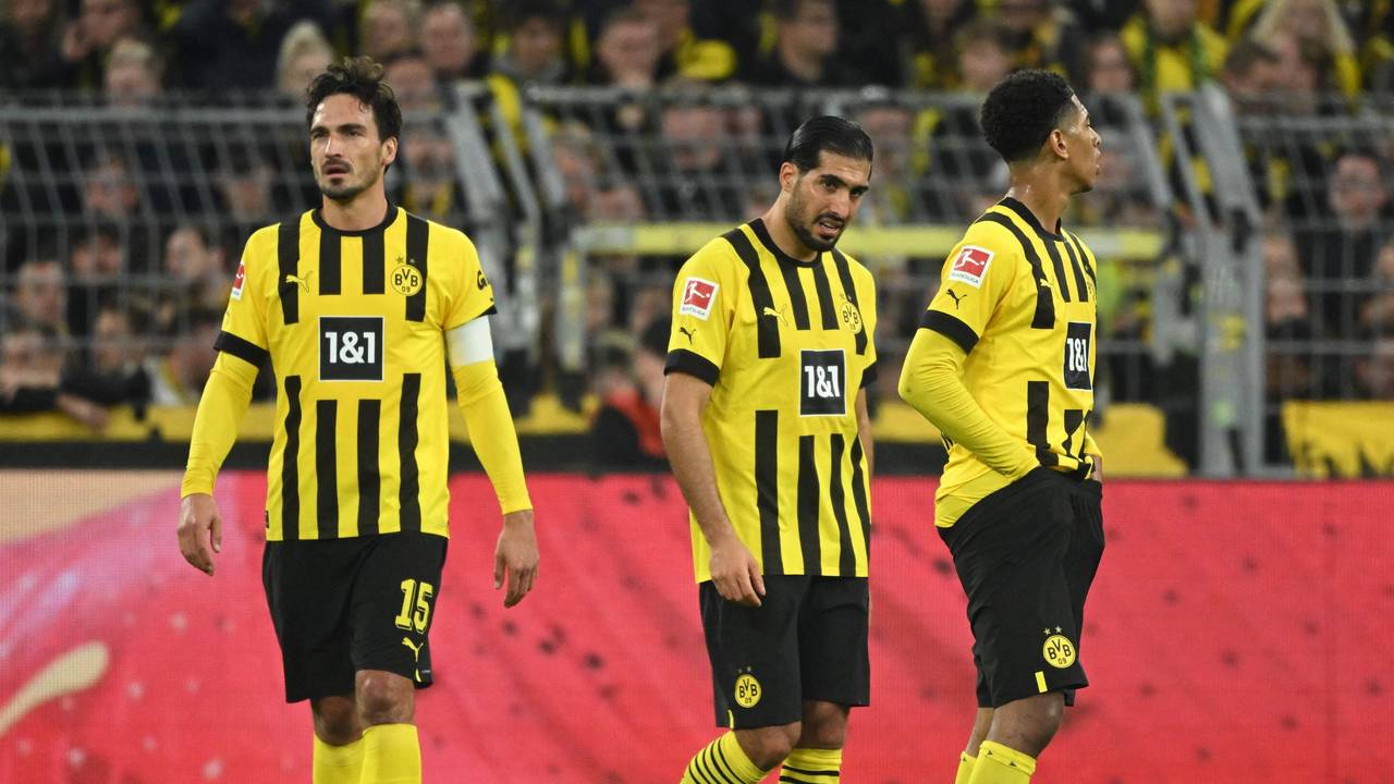 Mats Hummels, Emre Can und Jude Bellingham (v.l.n.r.) schauen enttäuschz.