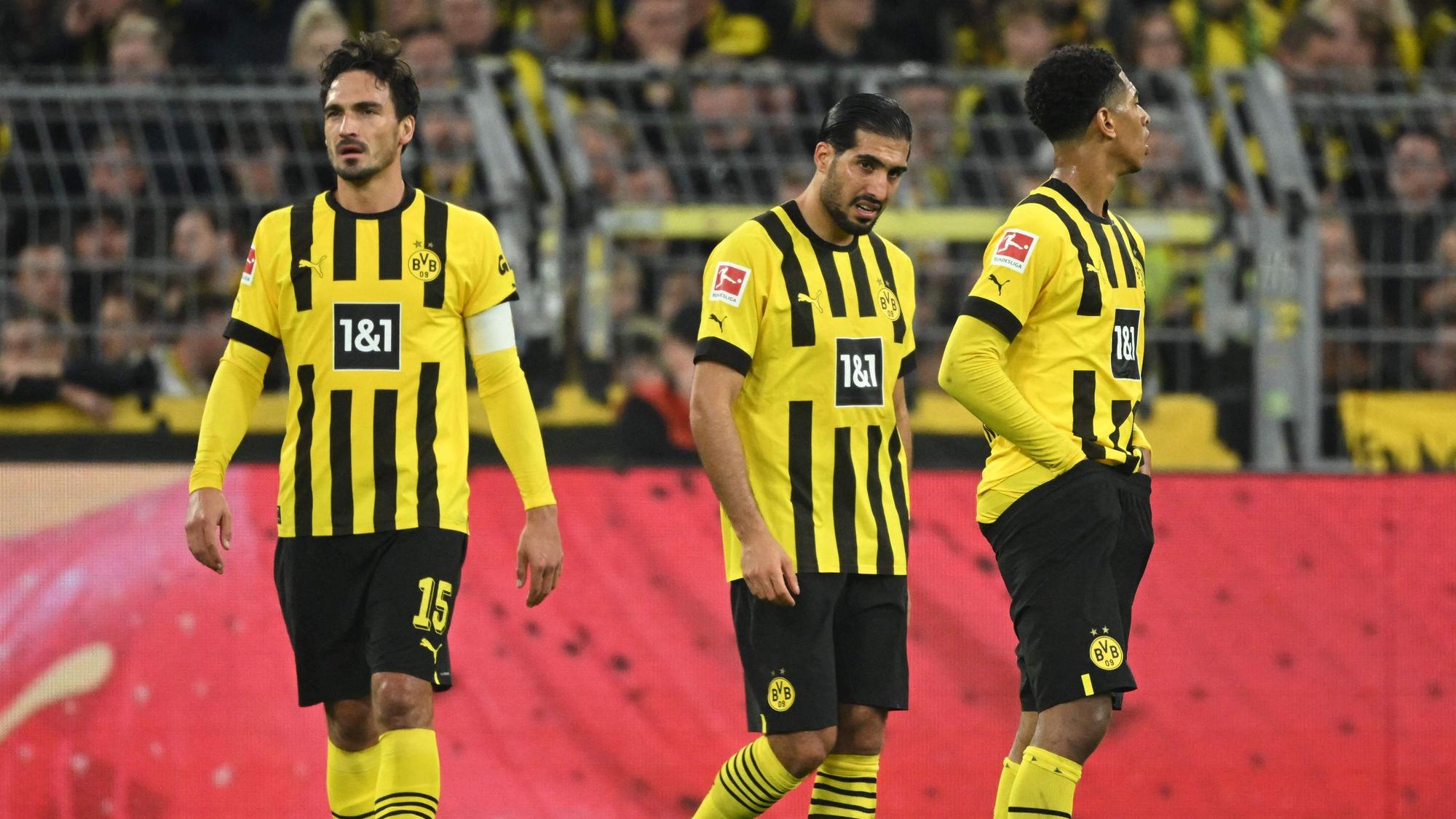 Mats Hummels, Emre Can und Jude Bellingham (v.l.n.r.) schauen enttäuschz.