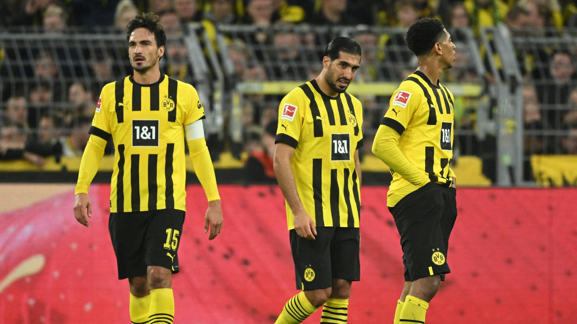 Mats Hummels, Emre Can und Jude Bellingham (v.l.n.r.) schauen enttäuschz.