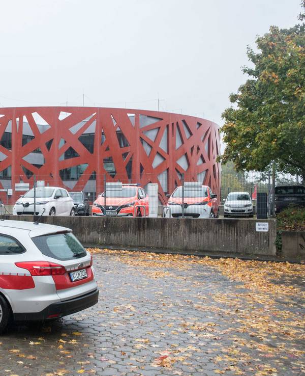 Ein Fahrzeug des Kölner Ordnungsamtes steht vor einem Parkplatz.