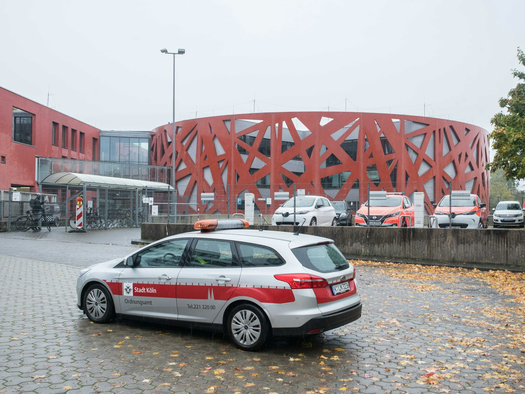 Ein Fahrzeug des Kölner Ordnungsamtes steht vor einem Parkplatz.