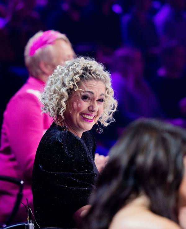 Ruth Moschner (M), Yvonne Catterfeld und Ross Antony aus dem Rateteam sitzen am Ratepult in der ProSieben-Show „The Masked Singer“.