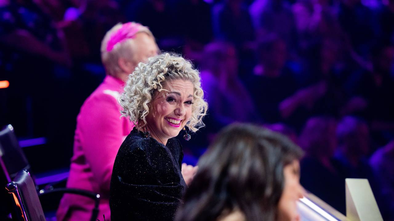 Ruth Moschner (M), Yvonne Catterfeld und Ross Antony aus dem Rateteam sitzen am Ratepult in der ProSieben-Show „The Masked Singer“.