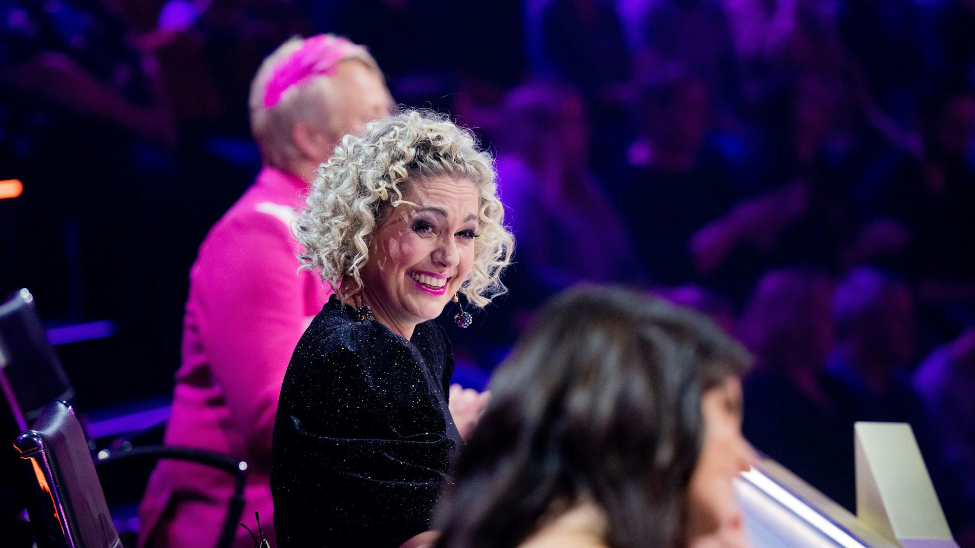 Ruth Moschner (M), Yvonne Catterfeld und Ross Antony aus dem Rateteam sitzen am Ratepult in der ProSieben-Show „The Masked Singer“.