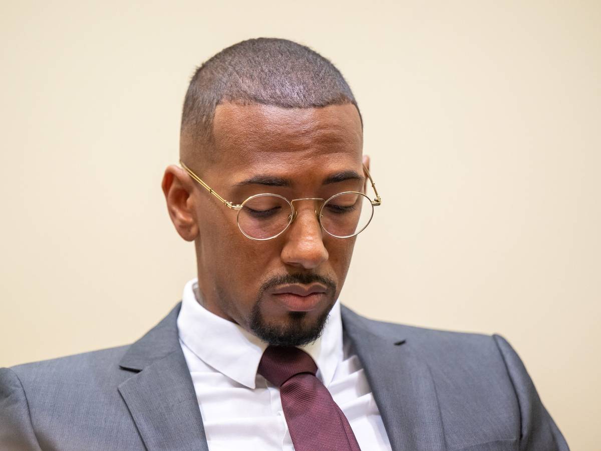 Jerome Boateng sitzt im Gerichtssaal des Landgerichts München I.