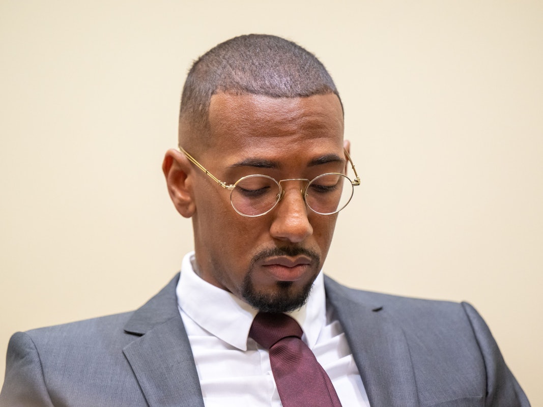 Jerome Boateng sitzt im Gerichtssaal des Landgerichts München I.