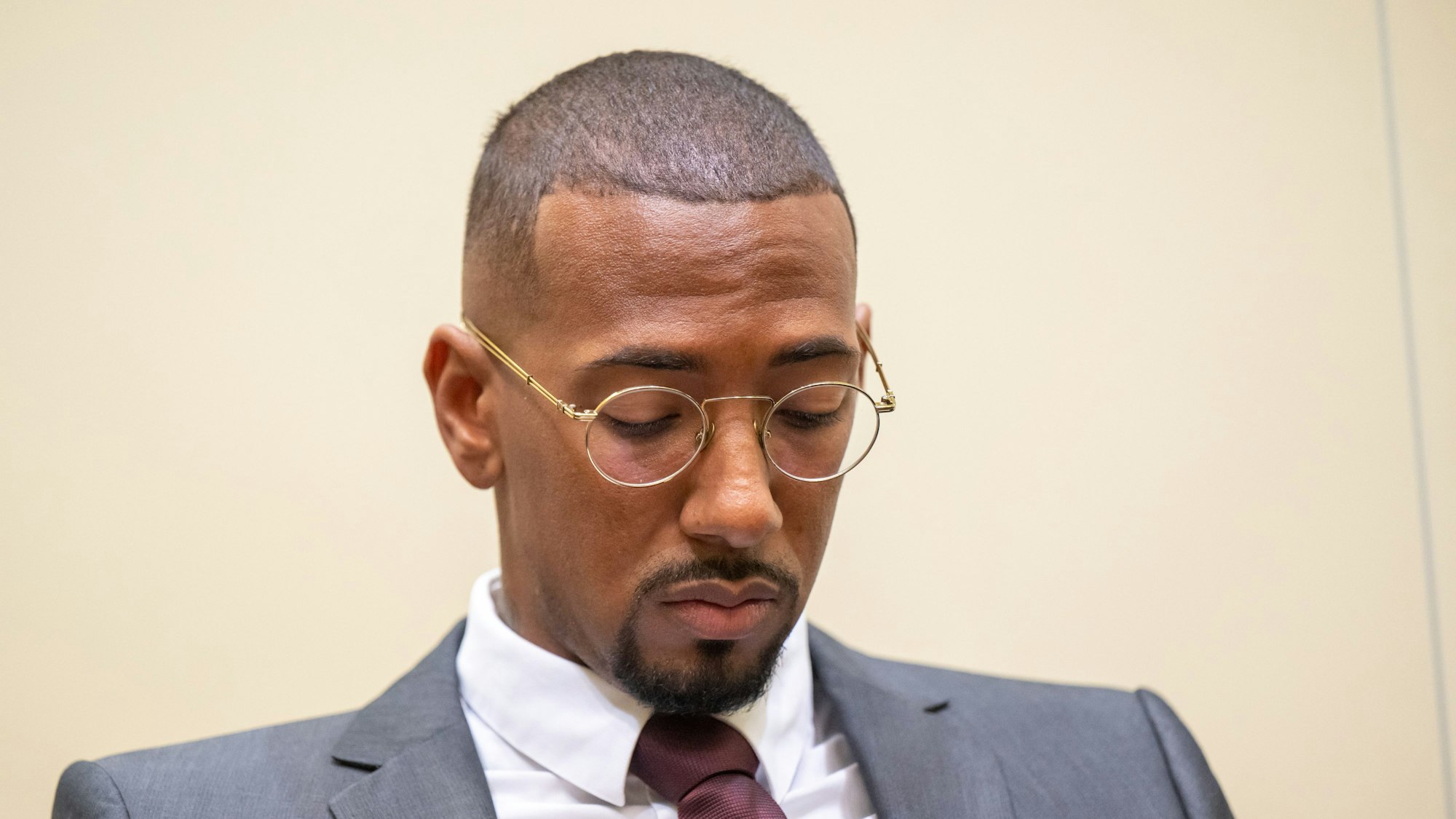Jerome Boateng sitzt im Gerichtssaal des Landgerichts München I.