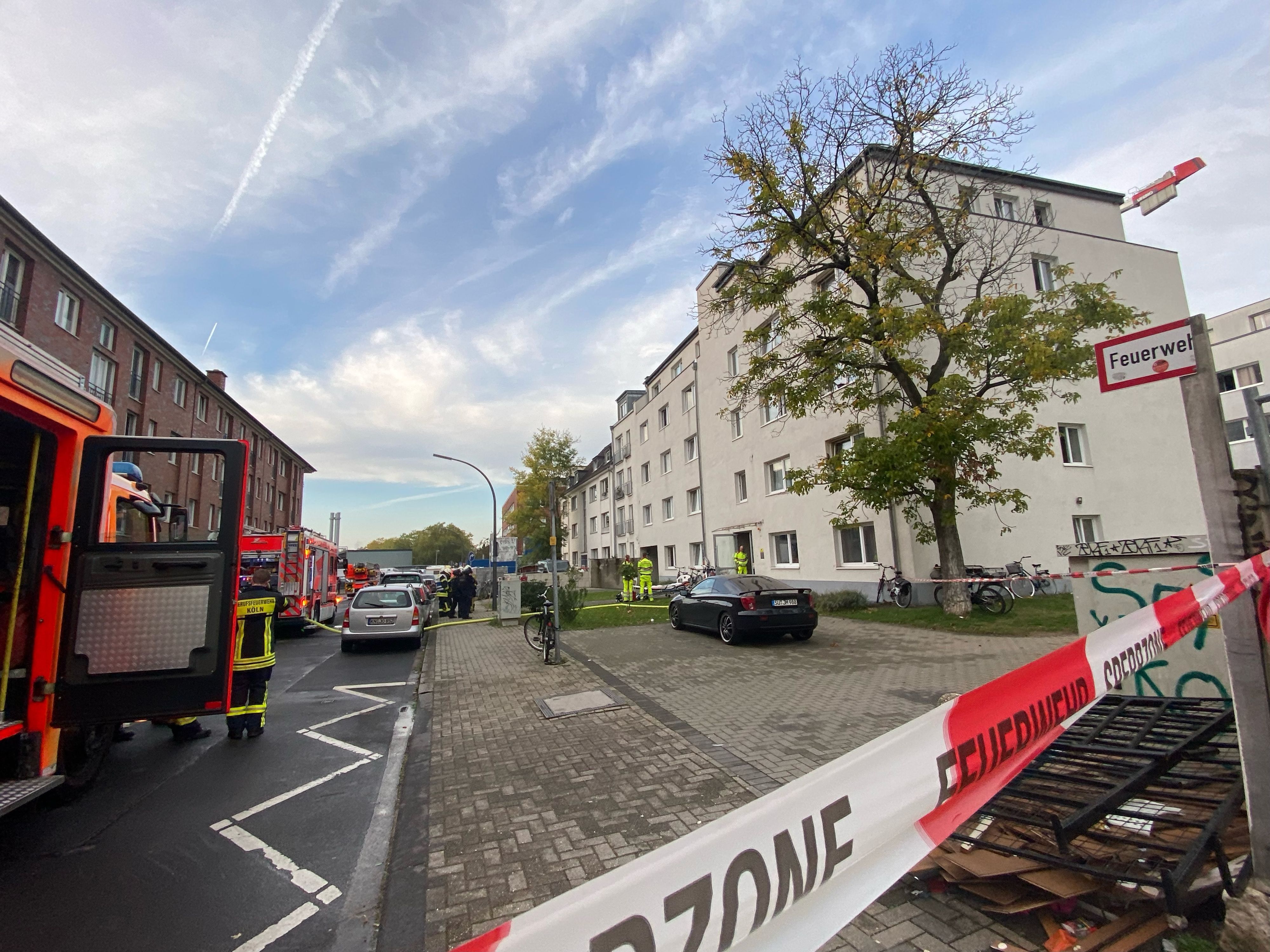 Polizei und Feuerwehr sind im Methweg in Ehrenfeld im Einsatz.