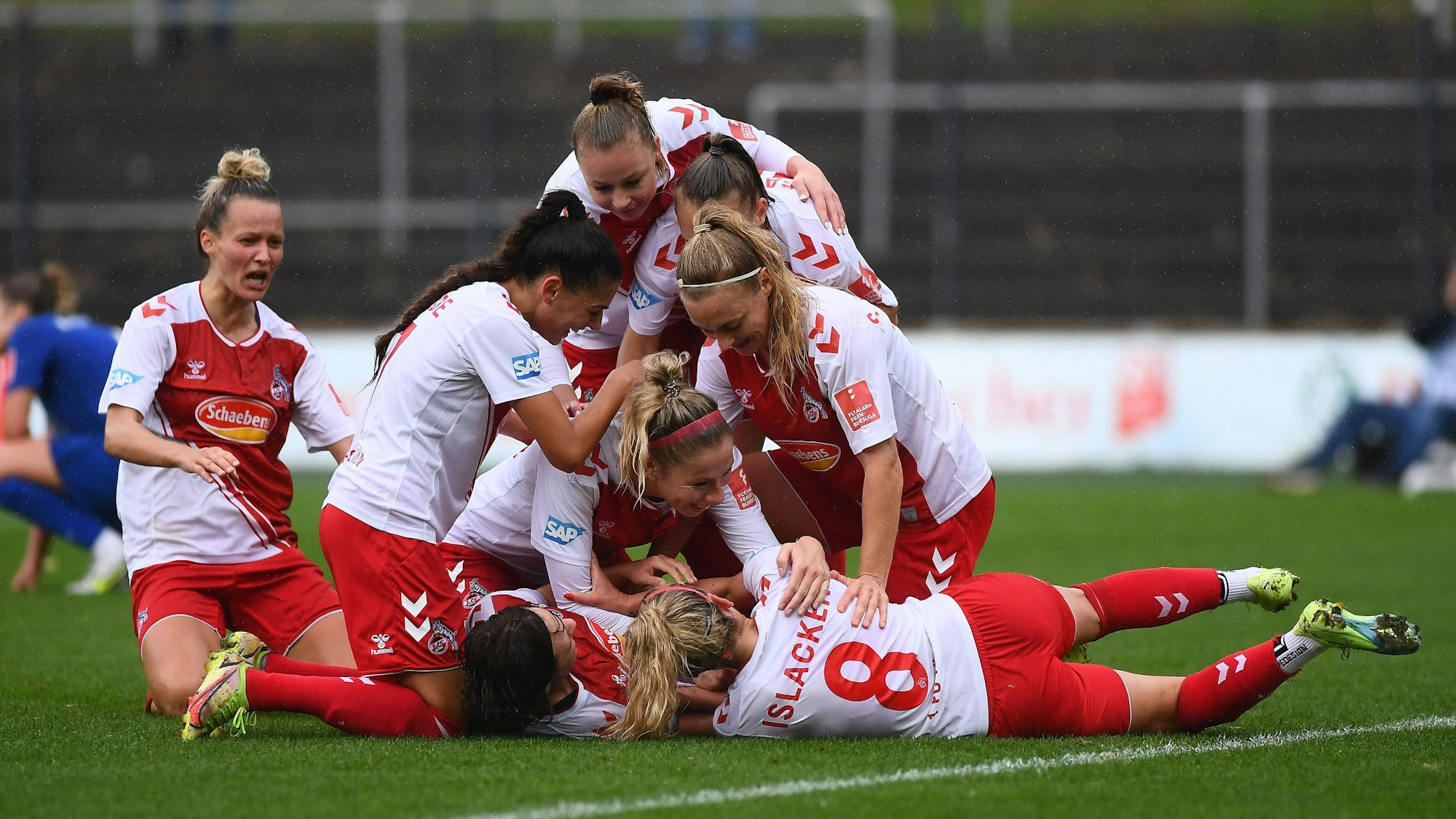 Die FC-Frauen in einer Jubeltraube.