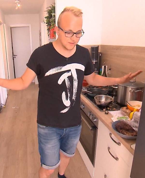 Torben steht bei „Das perfekte Dinner“ in seiner Küche.