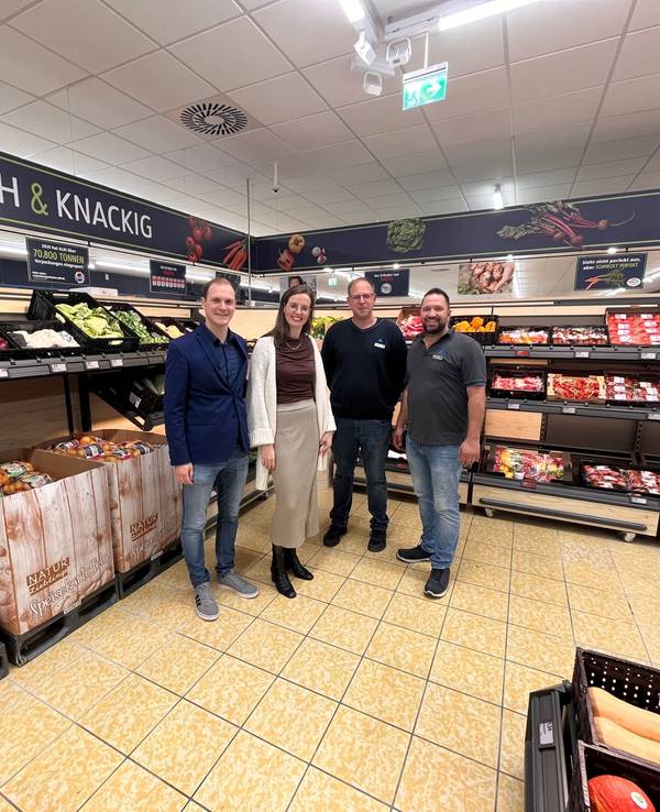 Stolz auf den Umbau der Aldi-Filiale in Pulheim-Stommeln: Regionalverkaufsleiter Tobias Tombers, Regional-Bereichsleiterin Loreen Garretsen und die Filialleiter Rook und Bayraktar (v.l.) stehen am 20. Oktober 2022 in der Frische-Abteilung.