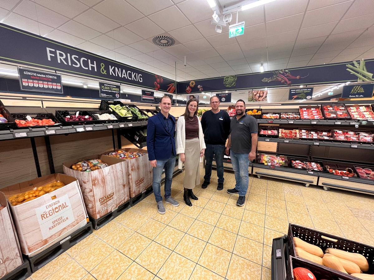 Stolz auf den Umbau der Aldi-Filiale in Pulheim-Stommeln: Regionalverkaufsleiter Tobias Tombers, Regional-Bereichsleiterin Loreen Garretsen und die Filialleiter Rook und Bayraktar (v.l.) stehen am 20. Oktober 2022 in der Frische-Abteilung.