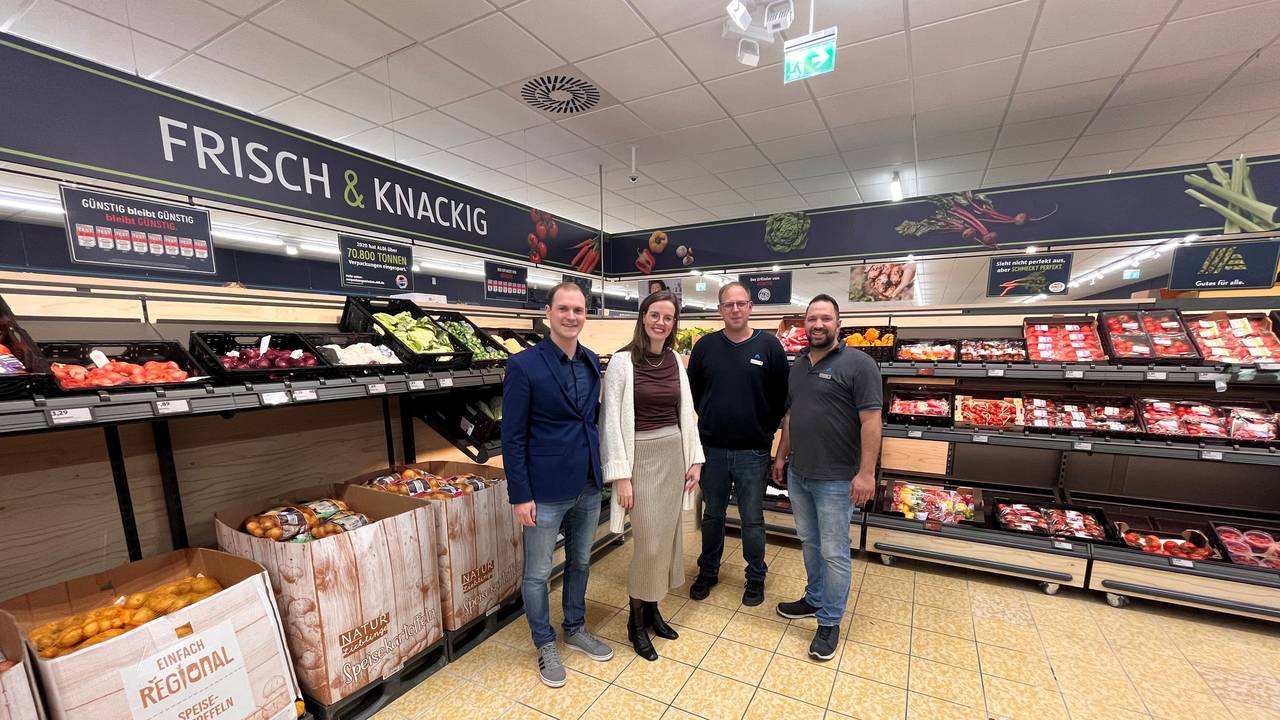 Stolz auf den Umbau der Aldi-Filiale in Pulheim-Stommeln: Regionalverkaufsleiter Tobias Tombers, Regional-Bereichsleiterin Loreen Garretsen und die Filialleiter Rook und Bayraktar (v.l.) stehen am 20. Oktober 2022 in der Frische-Abteilung.