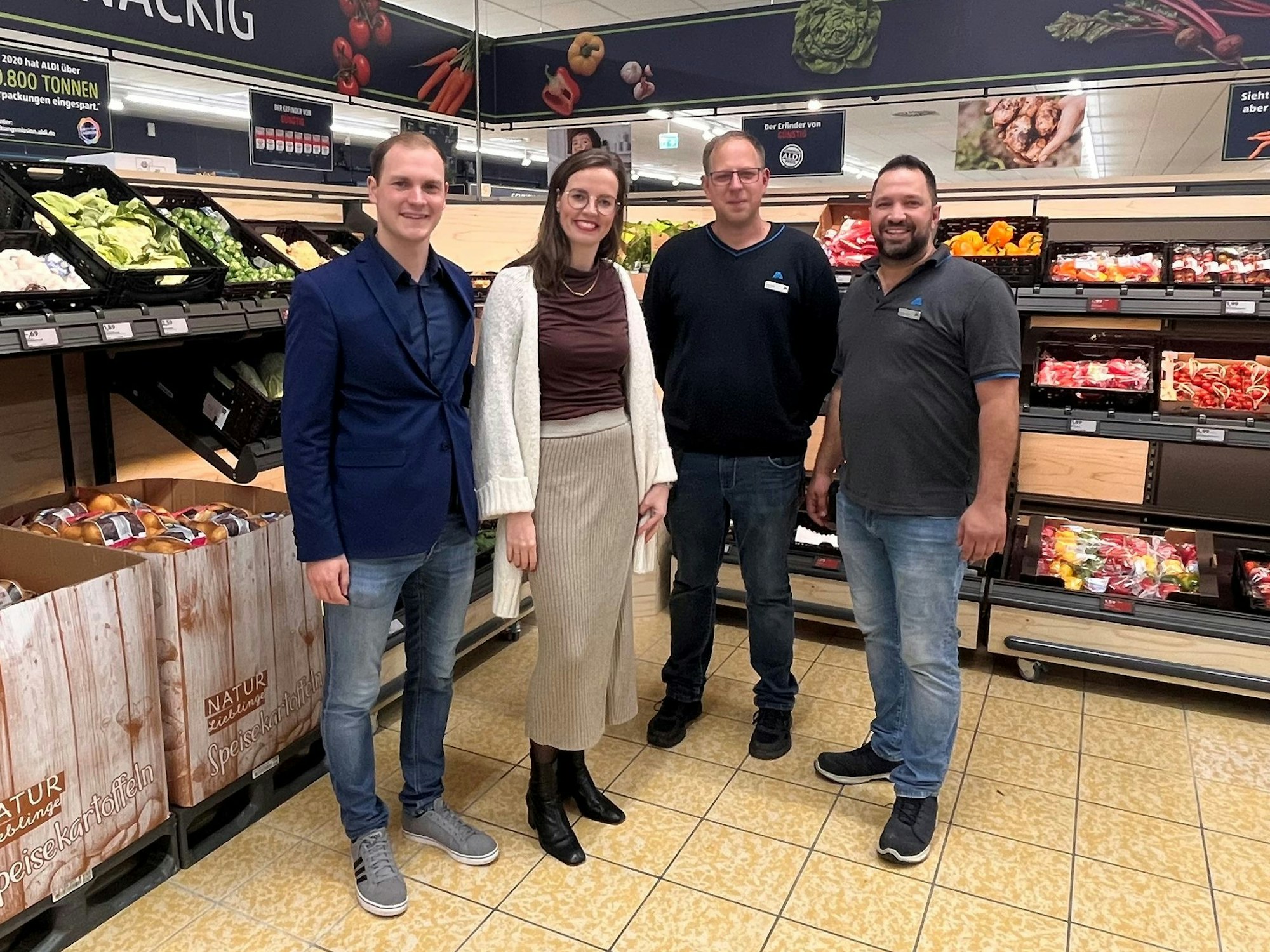 Stolz auf den Umbau der Aldi-Filiale in Pulheim-Stommeln: Regionalverkaufsleiter Tobias Tombers, Regional-Bereichsleiterin Loreen Garretsen und die Filialleiter Rook und Bayraktar (v.l.) stehen am 20. Oktober 2022 in der Frische-Abteilung.