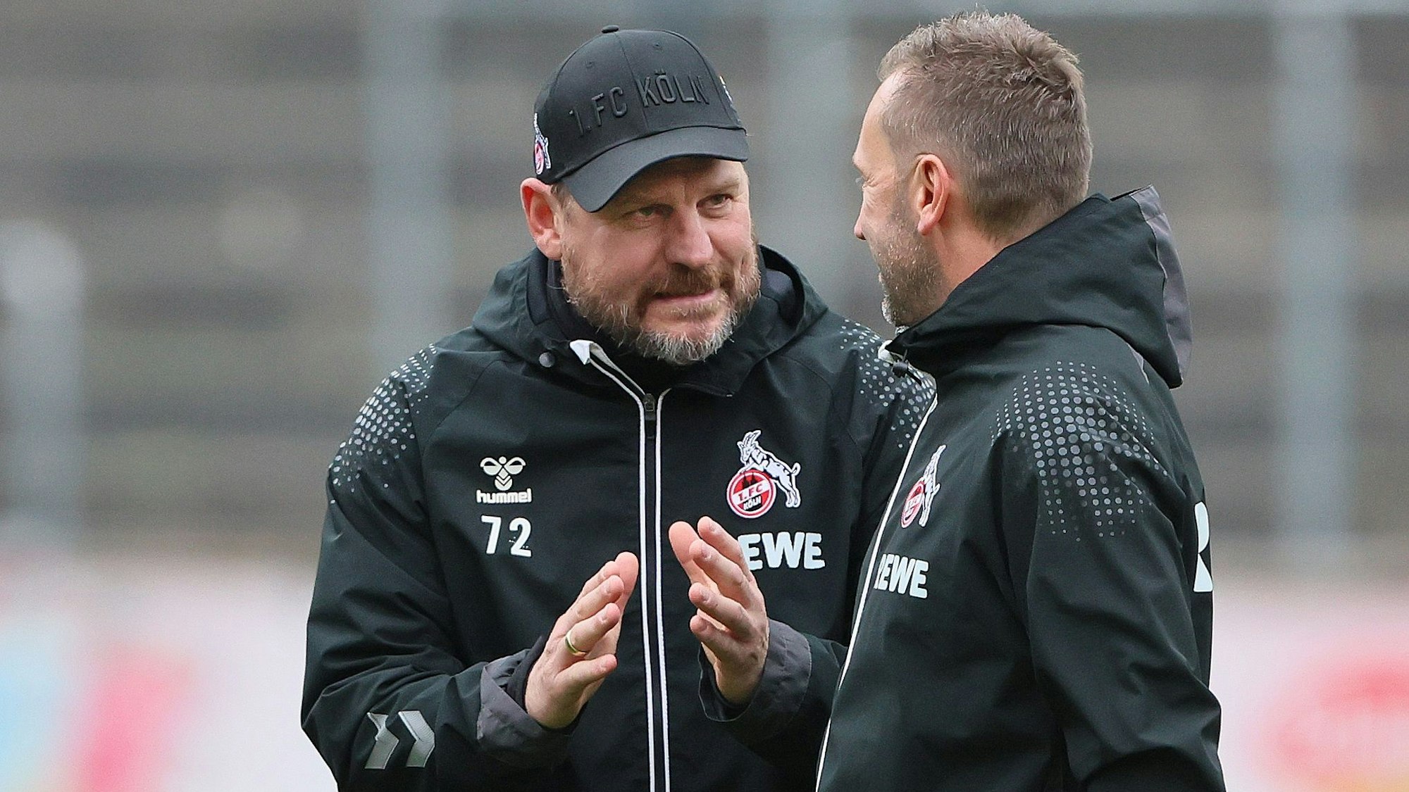 Hatten mal wieder eine normale Trainingswoche: FC-Coach Steffen Baumgart (l.) und Assistent André Pawlak am Donnerstag (20. Oktober) bei der Abschlusseinheit vor dem Mainz-Spiel.