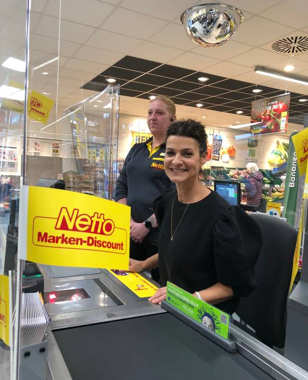 Die Sat.1-„Frühstücksfernsehen“-Moderatorin sitzt am 20. Oktober 2022 für den guten Zweck hinter einer Netto-Marken-Discount-Kasse.