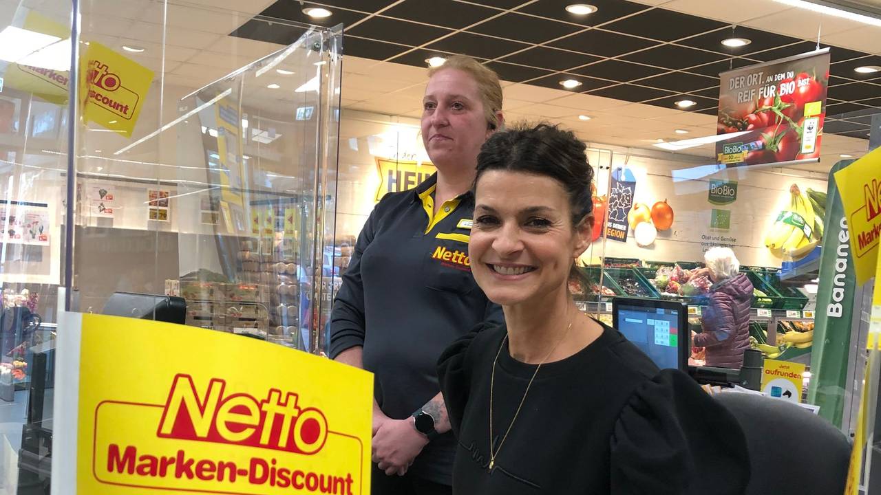 Die Sat.1-„Frühstücksfernsehen“-Moderatorin sitzt am 20. Oktober 2022 für den guten Zweck hinter einer Netto-Marken-Discount-Kasse.