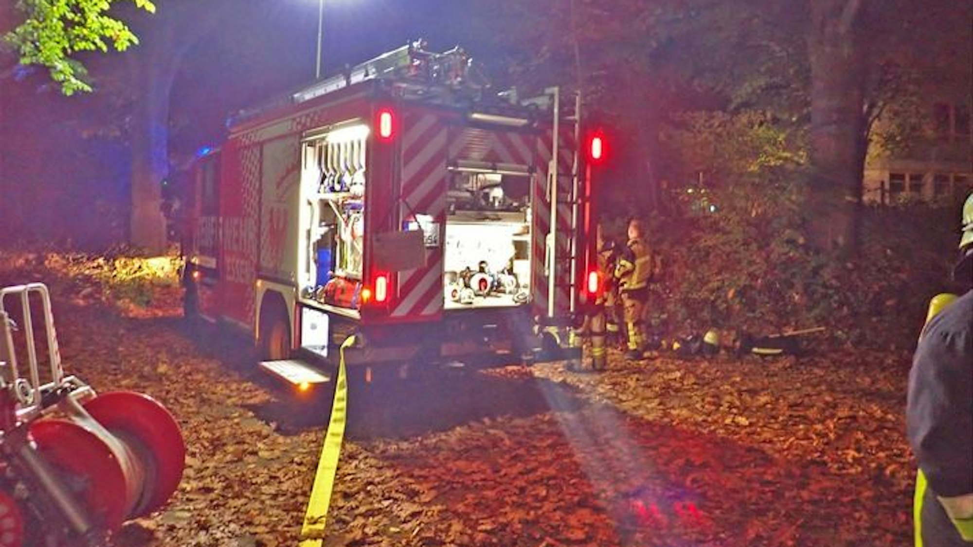 Löschfahrzeug auf dem Schulhof.