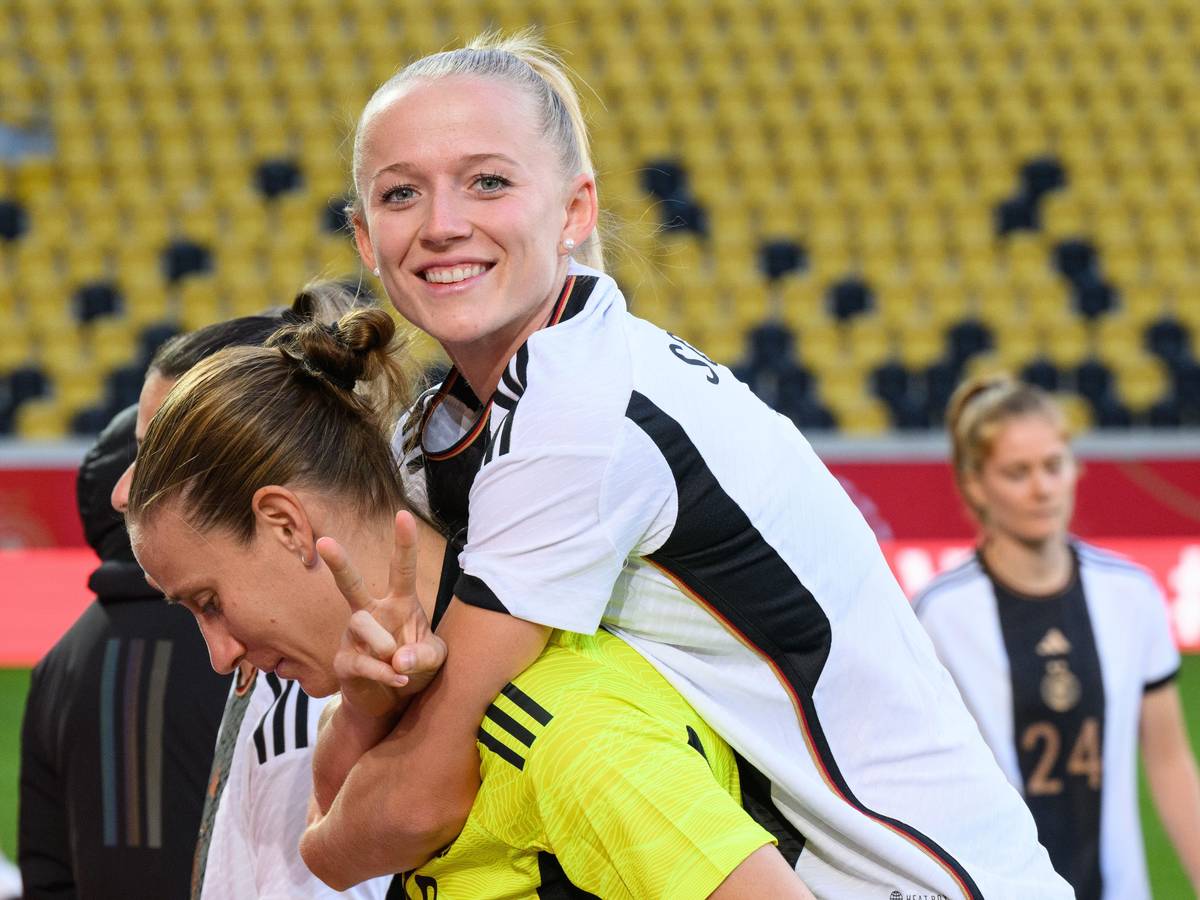 Torhüterin Ann-Katrin Berger nimmt Lea Schüller auf die Schultern.