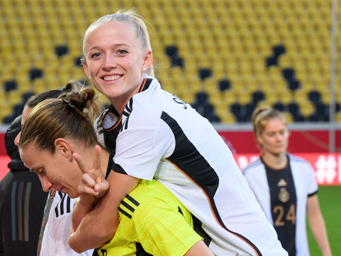 Torhüterin Ann-Katrin Berger nimmt Lea Schüller auf die Schultern.