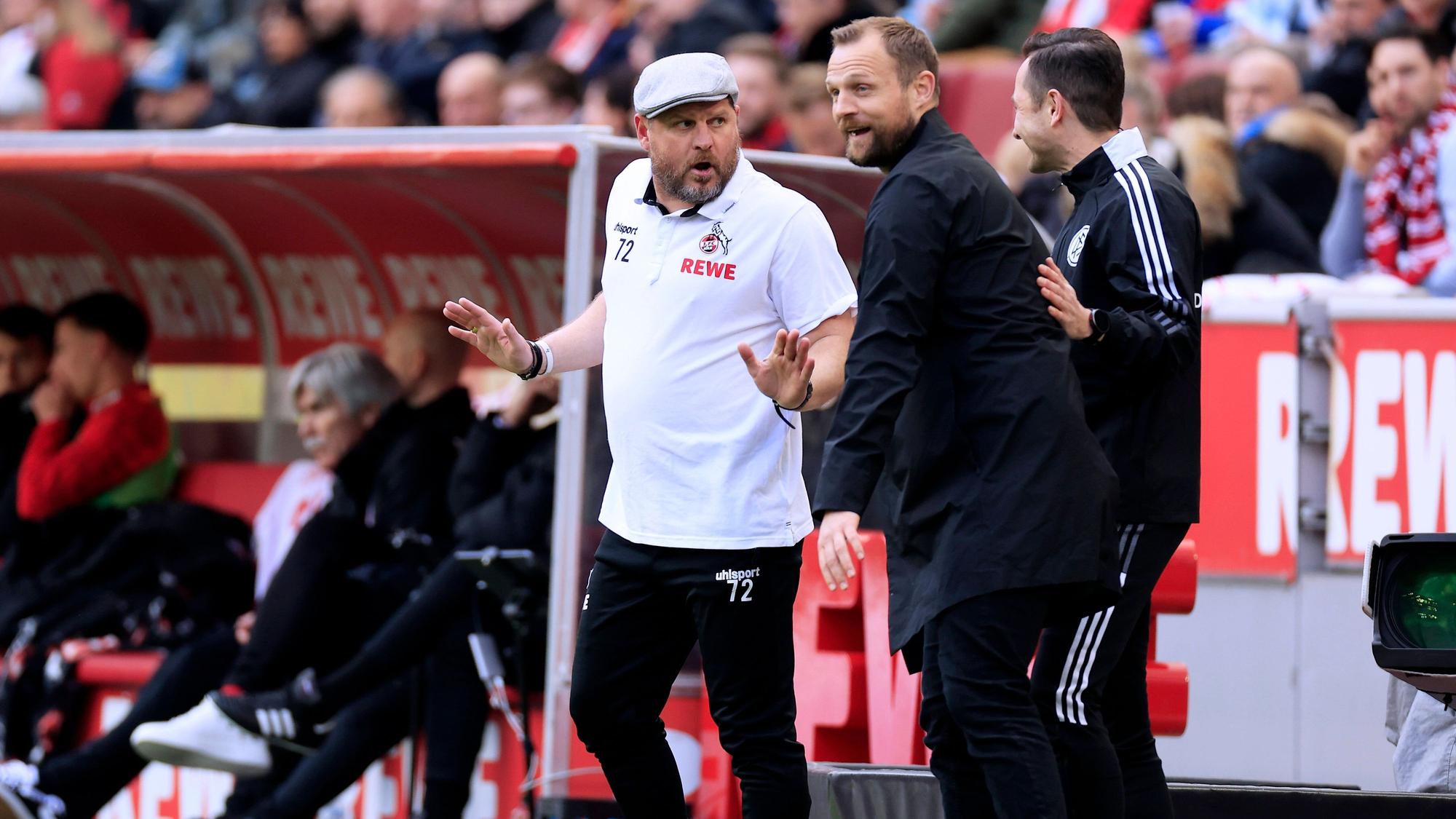 Steffen Baumgart (l.) und Bo Svensson treffen im Spiel zwischen dem 1. FC Köln und Mainz 05 an der Seitenlinie aufeinander.