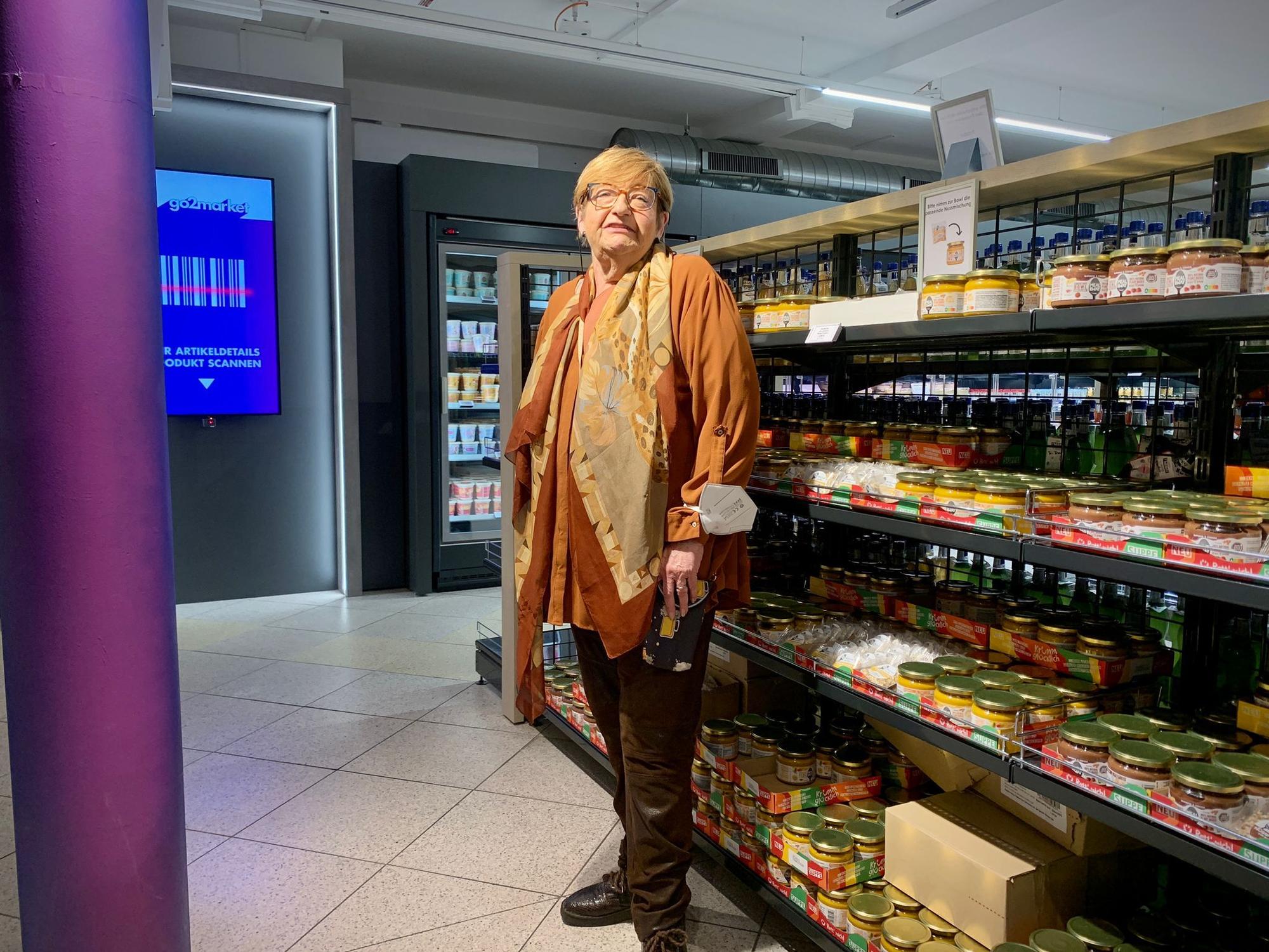 Kundin Karin steht im go2market.