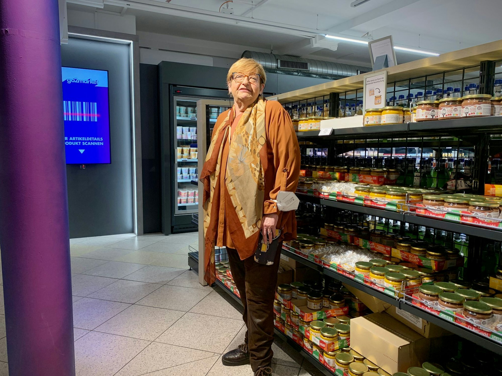 Kundin Karin steht im go2market.