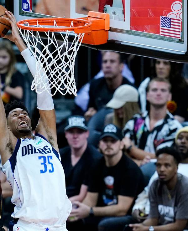 Chris Wood (r.) von den Dallas Mavericks beim Spiel gegen die Phoenix Suns im Korb-Duell mit Cameron Johnson (l.)