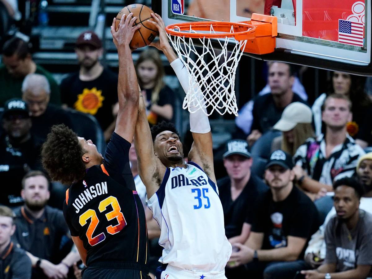 Chris Wood (r.) von den Dallas Mavericks beim Spiel gegen die Phoenix Suns im Korb-Duell mit Cameron Johnson (l.)