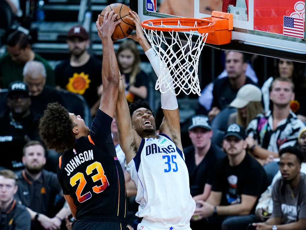 Chris Wood (r.) von den Dallas Mavericks beim Spiel gegen die Phoenix Suns im Korb-Duell mit Cameron Johnson (l.)