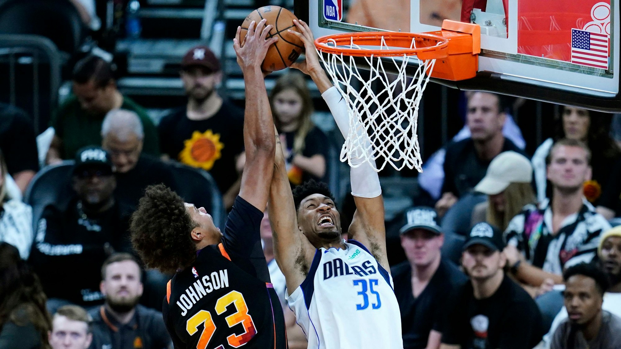 Chris Wood (r.) von den Dallas Mavericks beim Spiel gegen die Phoenix Suns im Korb-Duell mit Cameron Johnson (l.)