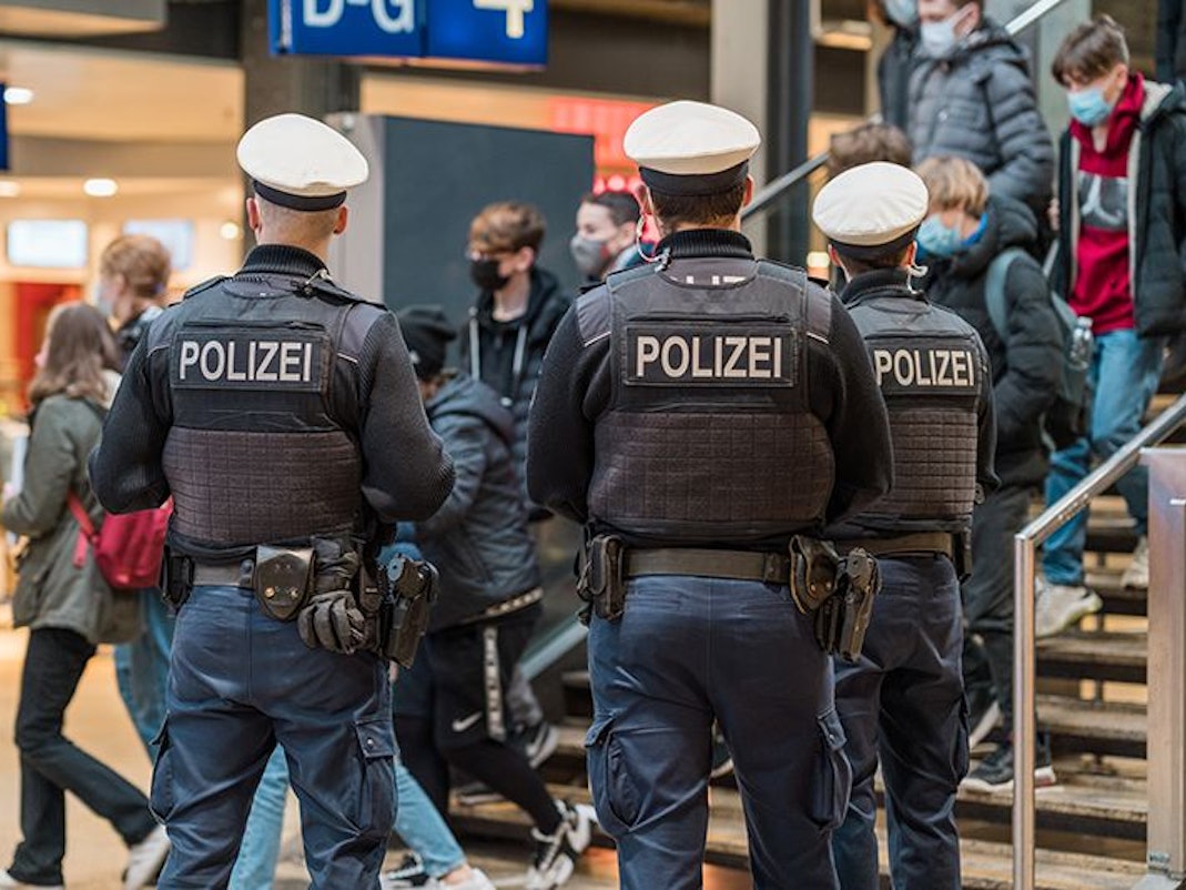 Bundespolizisten stehen in der Bahnhofshalle des Hbf Köln.