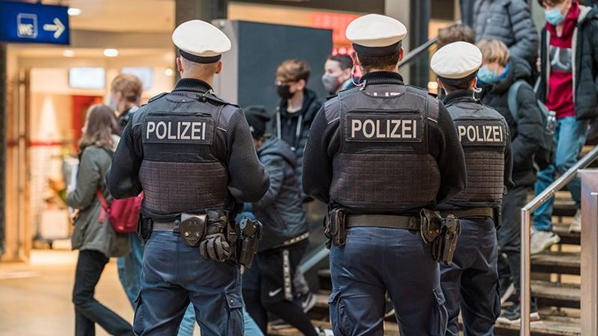 Bundespolizisten stehen in der Bahnhofshalle des Hbf Köln.