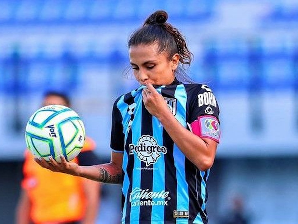 Fußballspielerin Valeria Miranda bei einem Spiel für ihren Klub Querétaro FC.
