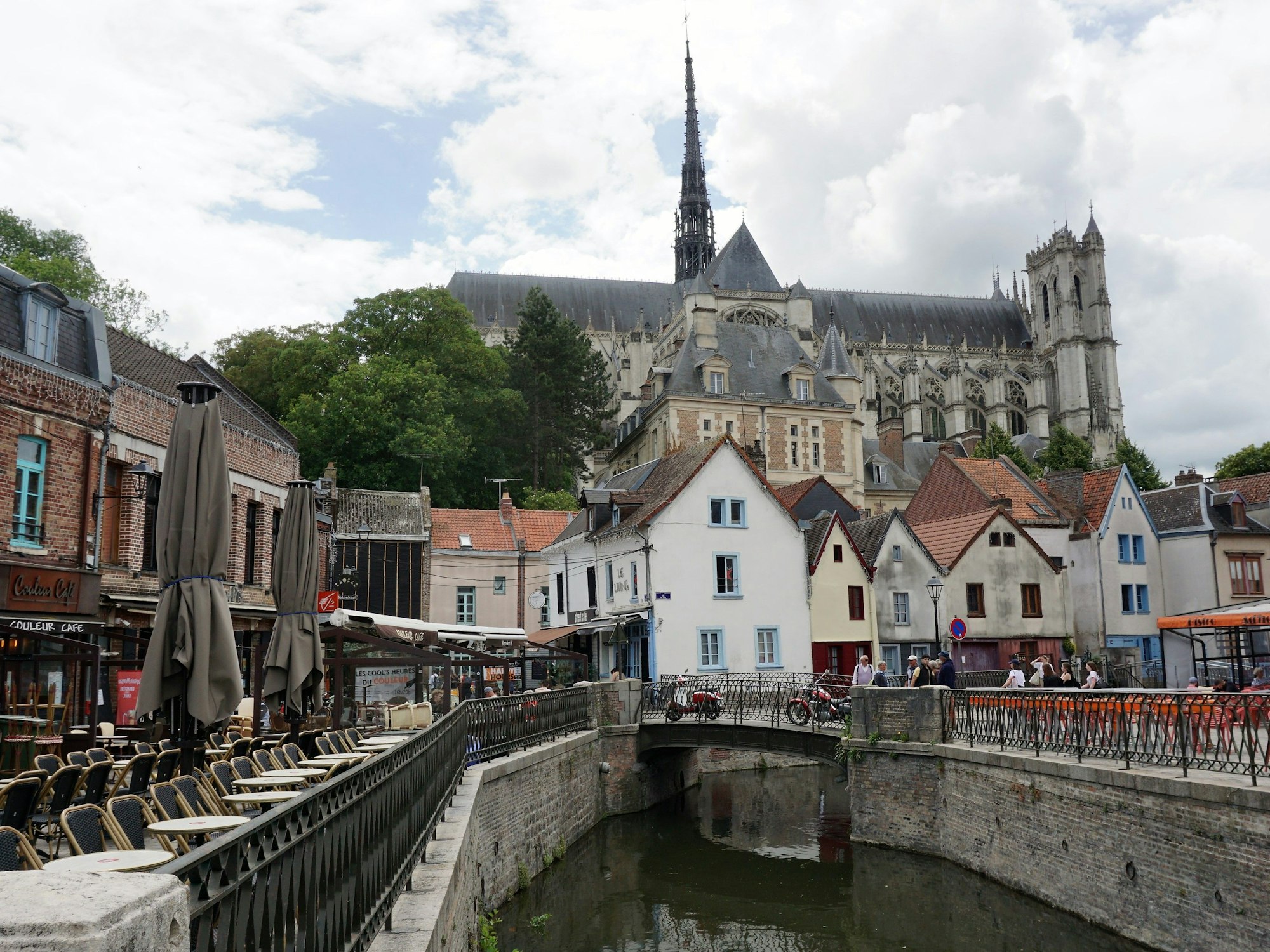 Die Stadt Amiens in Frankreich - Blick vom Fluss Somme auf die weltberühmte Kathedrale.