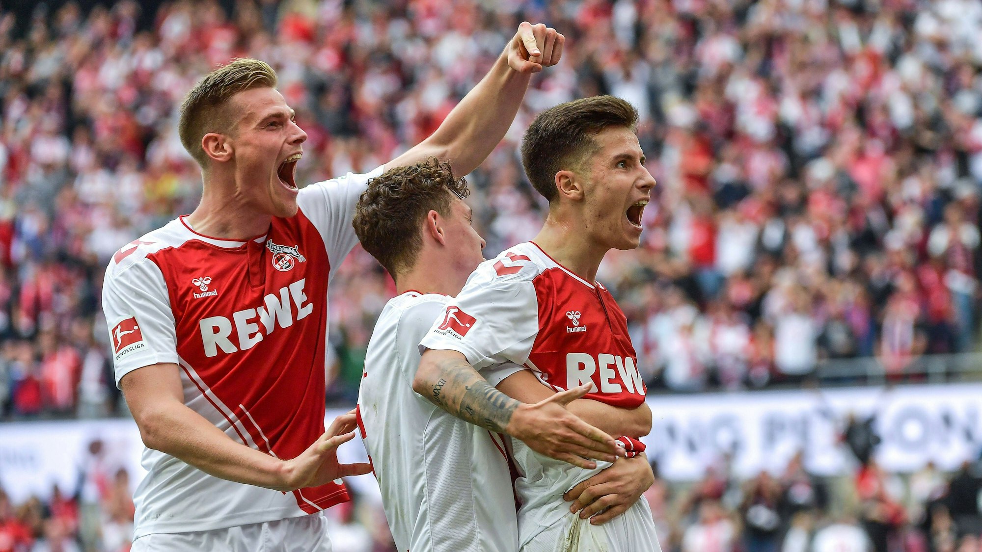 Denis Huseinbasic, Profi des 1. FC Köln, feiert sein Tor gegen den FC Augsburg am 16. Oktober 2022.