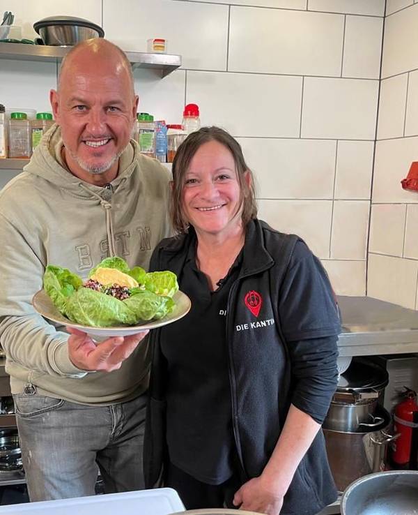 Frank Rosin (l.) und Maria Thoma (r.) stehen in der Sendung „Rosins Restaurants“ in der Küche des Lokals „Die Kantine“.